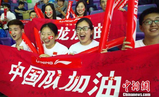 华体会网址-中国台北战神队啦啦队员为球队加油，与球迷互动活跃气氛