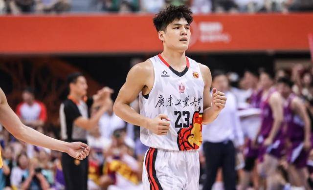 北控死守陈国豪要价徐杰，广东拒做亏本买卖，福建瞄准广厦冠军中锋的简单介绍